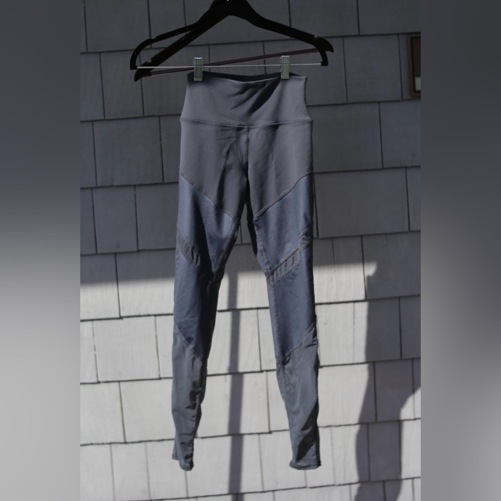 ALO Yoga Charcoal Gray Leggings Mesh Panel EUC